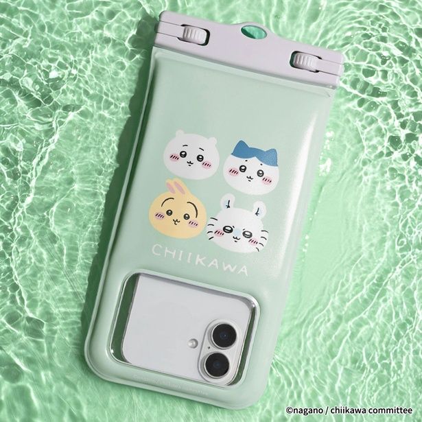 「ちいかわ/DIVAID フローティング防水ケース」(2970円)、「集合/フェイス」デザイン (C)nagano / chiikawa committee