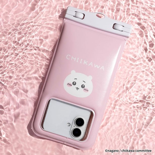 「ちいかわ/DIVAID フローティング防水ケース」(2970円)、「ちいかわ/フェイス」デザイン (C)nagano / chiikawa committee