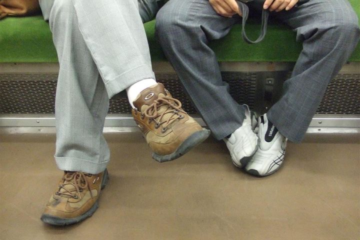 電車やバスでの「領域侵犯」に怒りの声も