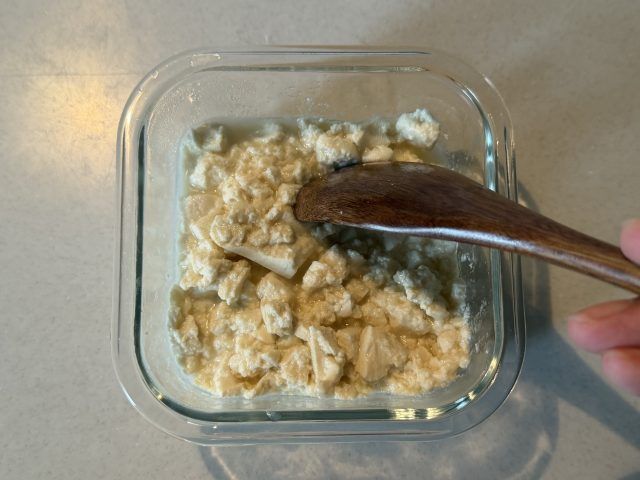 耐熱皿に入った木綿豆腐