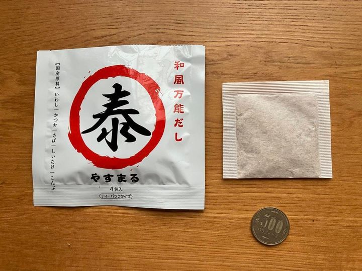 ダイソー：ウィルビー やすまるだし 和風万能だし 4包入り 赤 17.6g