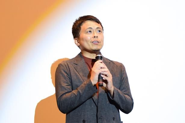 頭に大量の蜂蜜をかけ、滴る蜂蜜を舐めていたと話す片野坂亮監督