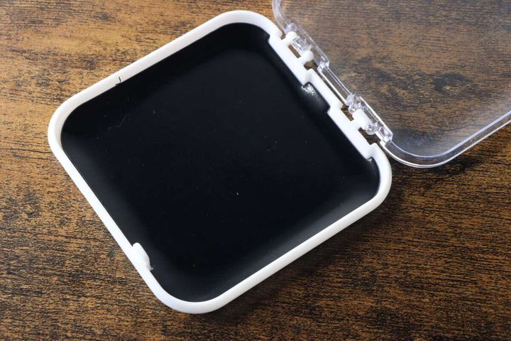 フタを開けたマグネット付き針ケースの内部