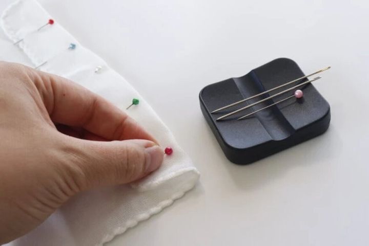 マグネットピンキーパーに針を置き、手芸作業をする手元