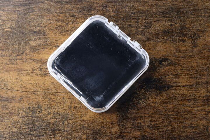 フタを閉じた状態のマグネット付き針ケース