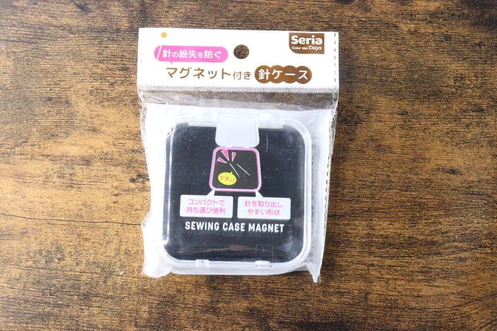 セリアの「マグネット付き針ケース」のパッケージ