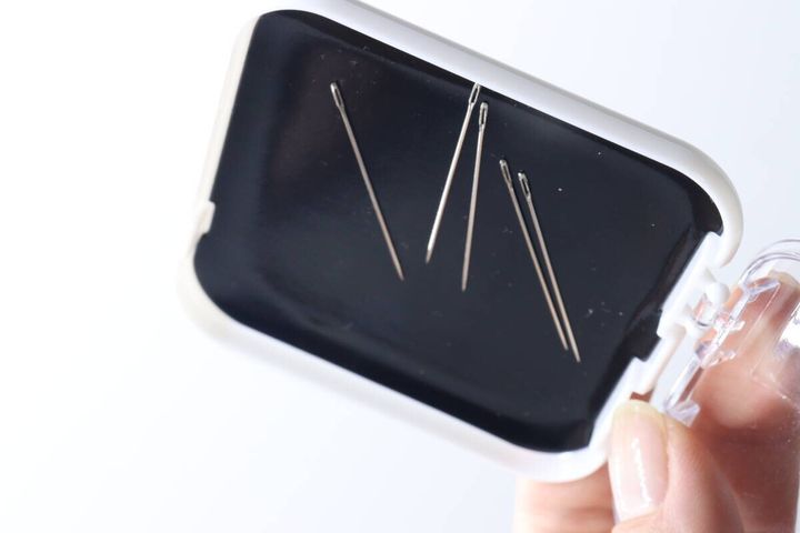 マグネット付き針ケースに複数の針が吸着している様子