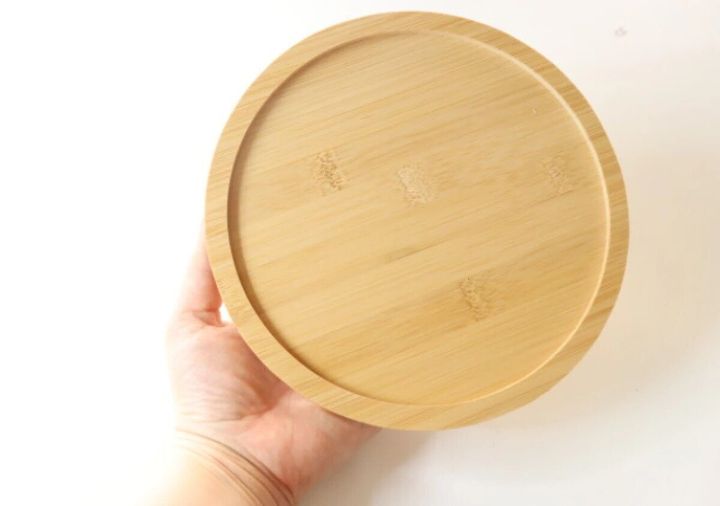 手のひらに乗せた竹製の丸い回転トレイ