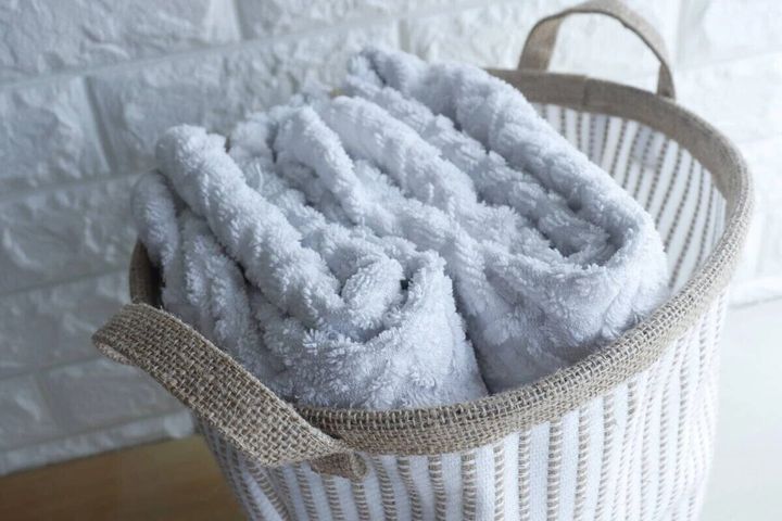 ジュート混収納ボックスに白いタオルが複数入っている