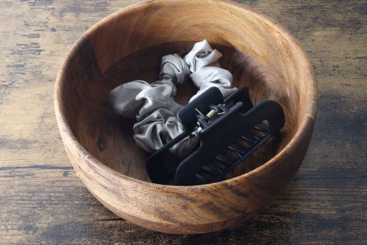 アカシアボウルに収納されたヘアゴムとヘアクリップ