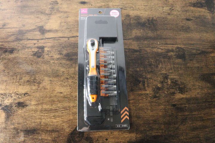 ダイソーのラチェットツールセットがパッケージに入った状態の全体像