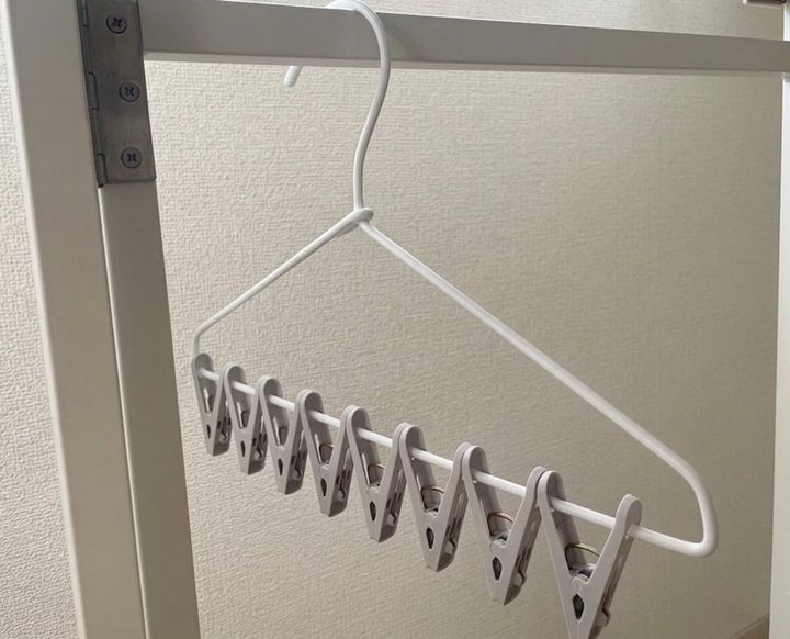 ピンチハンガーを机の横や棚へ掛ける