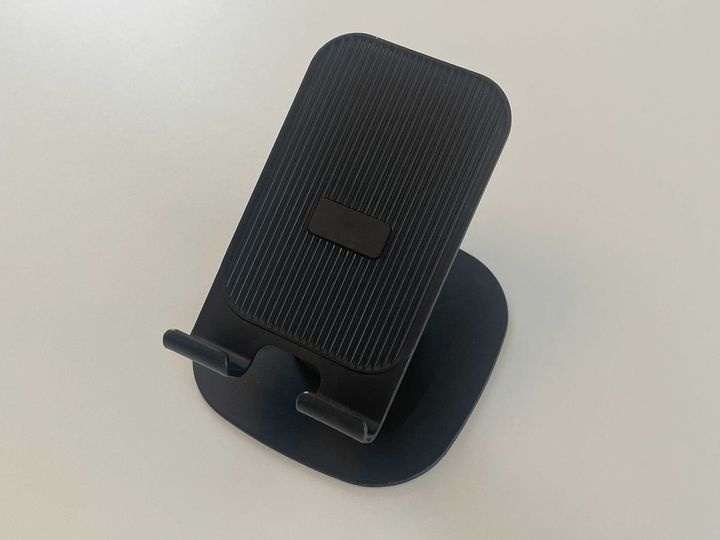 スマホスタンドを開き、見やすい角度にセットする