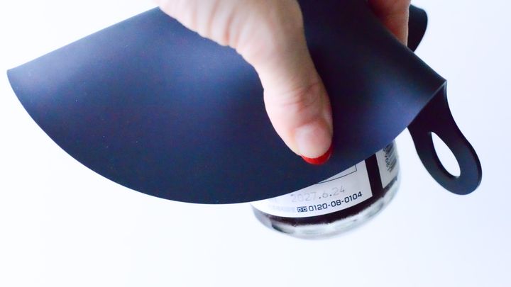 【セリア】固い瓶のフタが驚くほどスルッと開く！「シリコン鍋敷き」を使った意外な裏ワザ