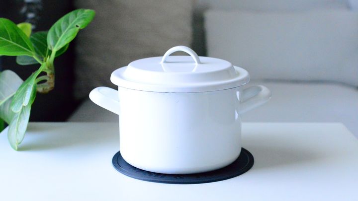 【セリア】固い瓶のフタが驚くほどスルッと開く！「シリコン鍋敷き」を使った意外な裏ワザ