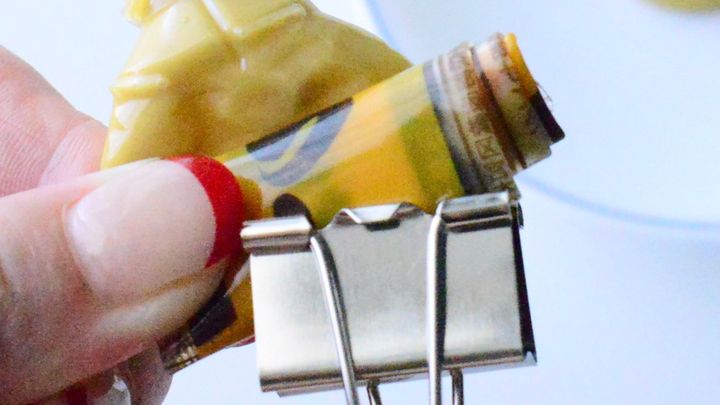 残り少ないチューブに挟むだけ！キャンドゥの「ダブルクリップ」で作る簡単チューブ絞り