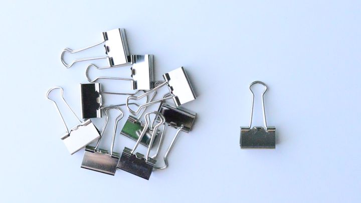 残り少ないチューブに挟むだけ！キャンドゥの「ダブルクリップ」で作る簡単チューブ絞り