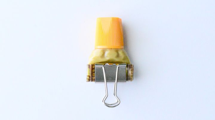残り少ないチューブに挟むだけ！キャンドゥの「ダブルクリップ」で作る簡単チューブ絞り