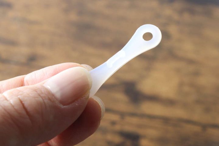 指で白いシリコーンバンドを広げている様子