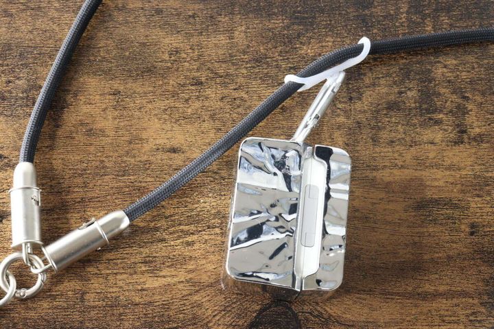スマホストラップにAirPodsケースがシリコーンバンドで固定された状態
