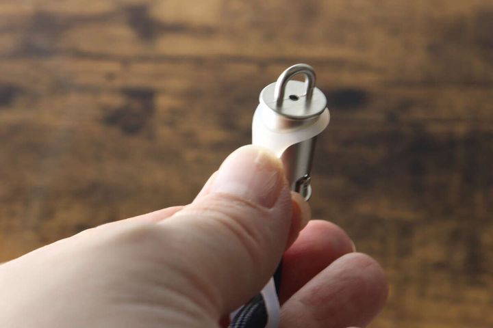 スマホストラップの金具にシリコーンバンドを取り付ける手元