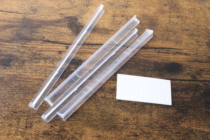 透明なハンガーストッパー4個と白い粘着テープのセット