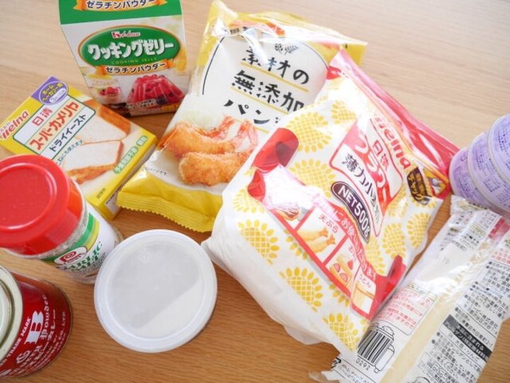 パン粉やゼラチン、ドライイーストなどの食品材料がテーブルに並ぶ