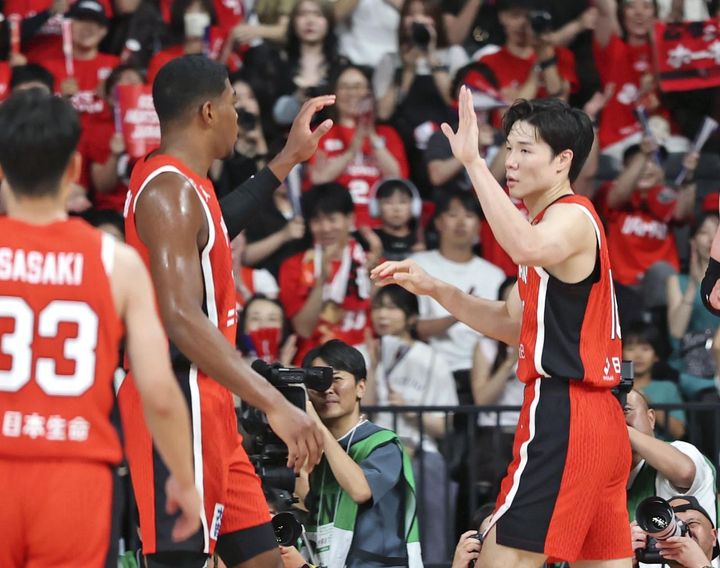 画像: バスケ男子国際強化試合 日本―韓国 第２クオーター、日本の得点を喜ぶ八村（左）と馬場＝有明アリーナ