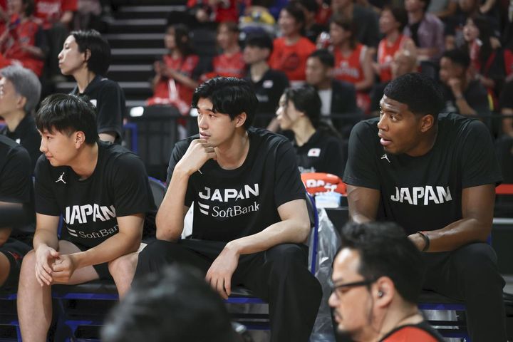 画像: 日本―韓国 第１クオーター、戦況を見つめる八村（右）ら＝有明アリーナ