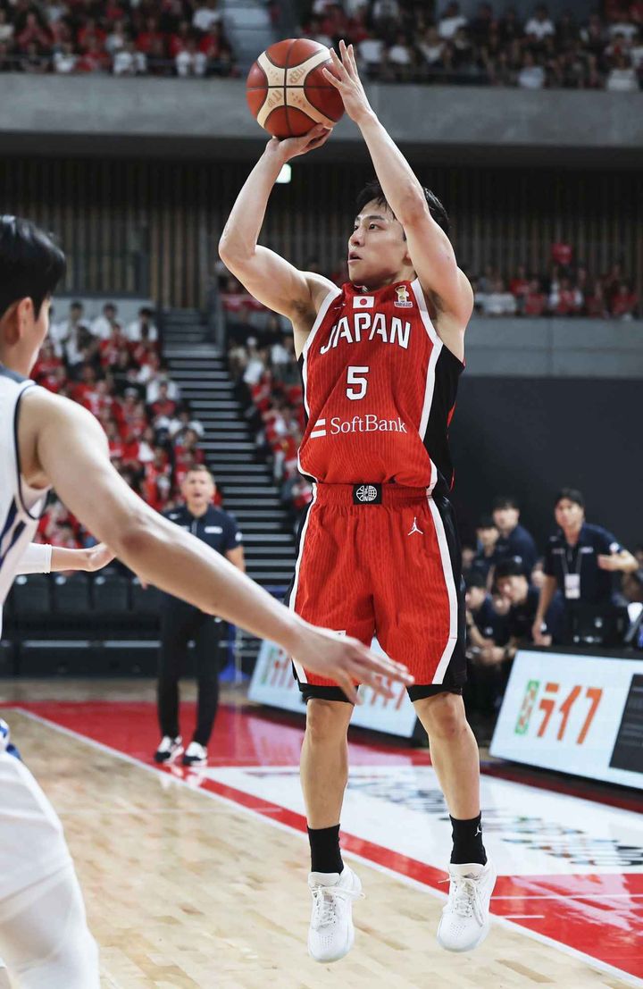 画像: 日本―韓国 第１クオーター、３点シュートを決める河村＝有明アリーナ