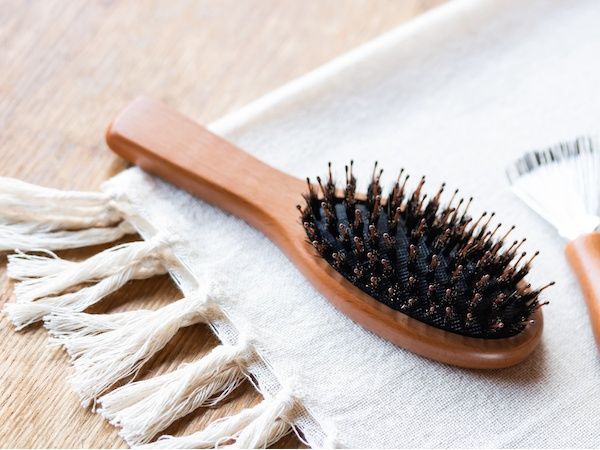 ヘアブラシを洗う頻度って？お手入れ方法も！