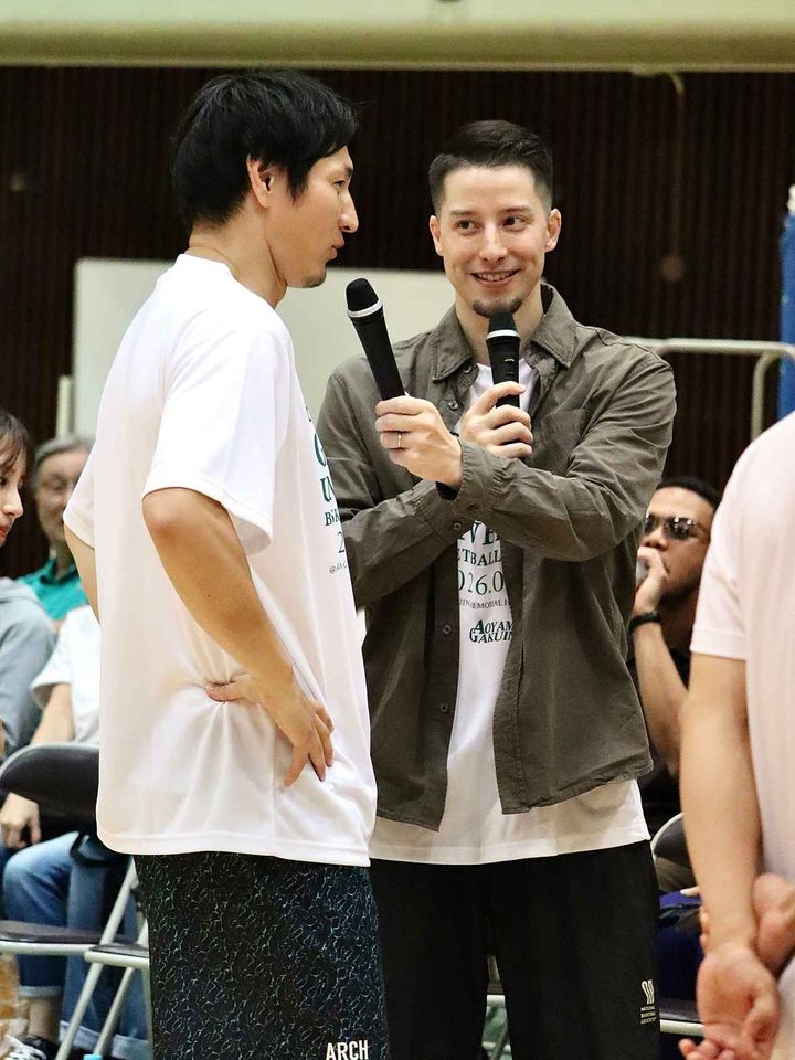 画像: 岡田優介氏もプレーを行い、また佐々木クリス氏はイベント全体の司会を担った （C) 青山学院男子バスケットボール部