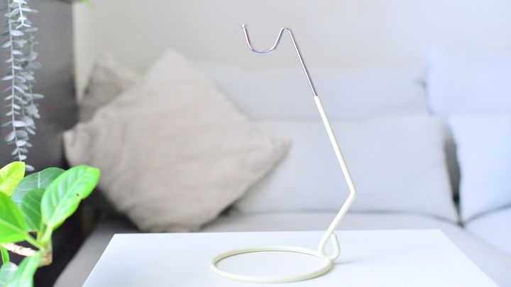  専用スタンドは不要！110円の「バナナスタンド」をヘッドホン収納に使ってみた