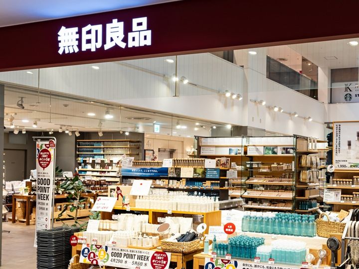 無印良品の「発酵ふき取り化粧水」は、話題の「発酵導入美容液」シリーズから登場した新商品です。米ぬか発酵液を配合し、毛穴の汚れや余分な皮脂をやさしく取り除けると話題になっており、その魅力を紹介します。