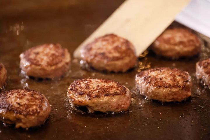 鉄板で焼き上げるホームメイドハンバーグ