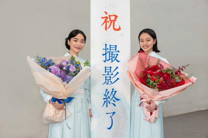 連続テレビ小説『風、薫る』に出演する（左から）見上愛、上坂 樹里 クランクアップ写真 （C）NHK width=