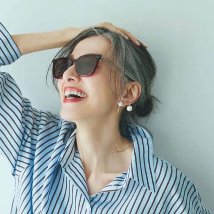 シャツ¥5,990／ザラ（ザラ カスタマーサービス）、ピアス（片耳）¥26,400、イヤカフにしたリング¥38,500／ともにエナッ、サングラス¥35,000／ジェントルモンスター（エム）