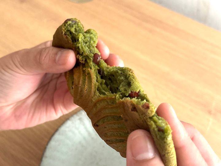 「新羽二重 焼き餅あずき」を手で割る様子