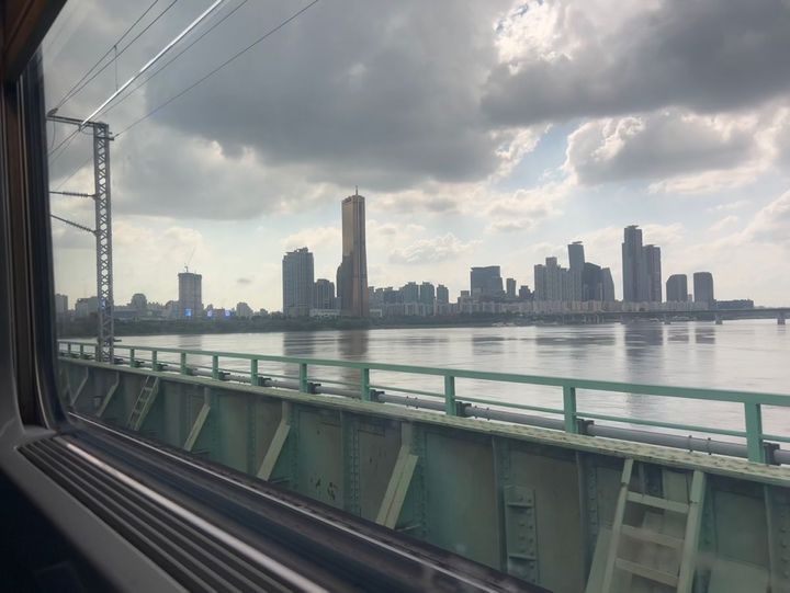 窓からの景色を楽しみながら目的地へ