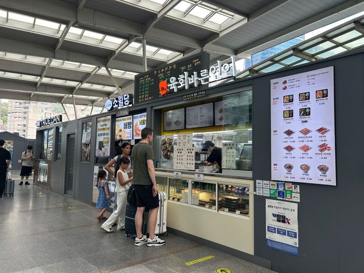 エスカレーター横のコンコースにはお弁当屋さんが並ぶ