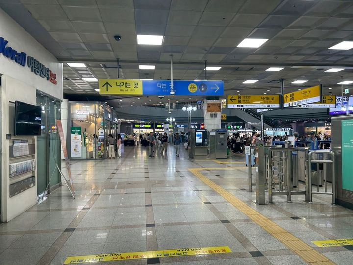 乗車時と同じく改札はなし
