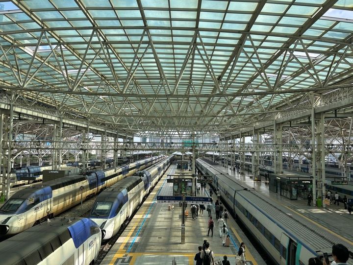 エスカレーターを降りてホームへ