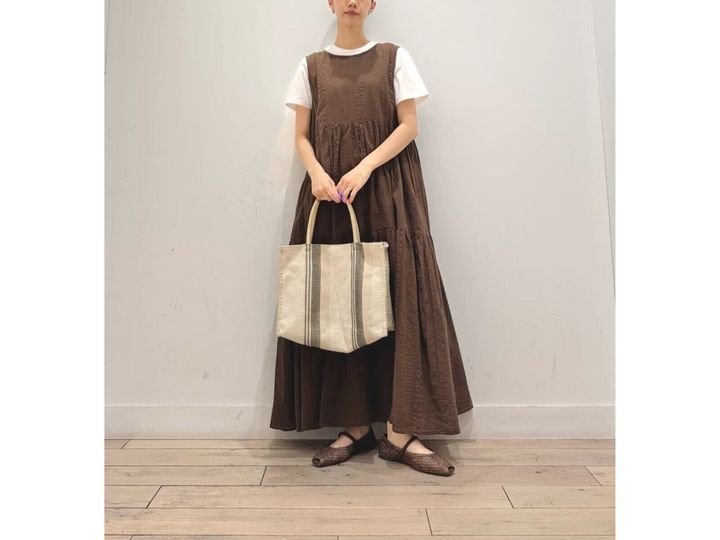 「ブラウン」は秋の一大トレンドカラー。暑い夏のうちから着られる、ブラウンの「ティアードワンピース」コーデをご紹介します。※画像出典：WEAR