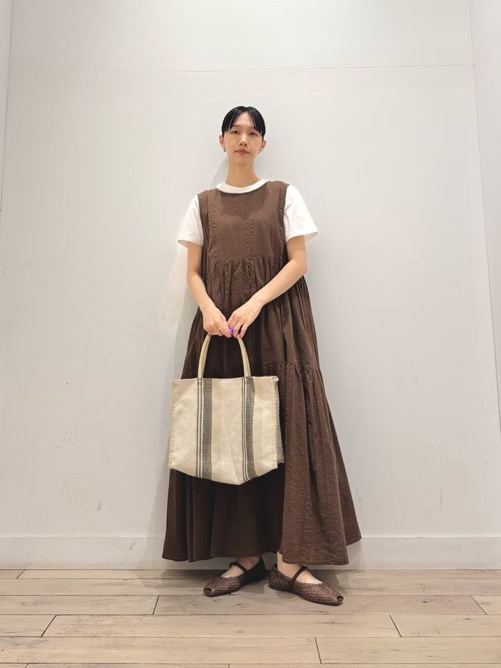 ノースリーブのティアードワンピースをレイヤードで着まわし 出典：WEAR