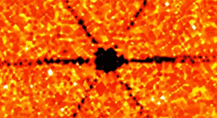 熱が「量子的な波」として光のように直進する現象を室温で初観測