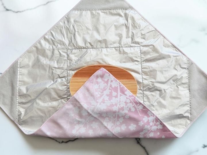 布同士がペタッとくっつく！ ORIBAの「保冷ふろしき」をご紹介します。結ぶ手間なしで形状問わずフィットし、高い保冷力を発揮。バッグに入れておけば、仕事帰りのアイスや刺し身の持ち帰りも安心です。