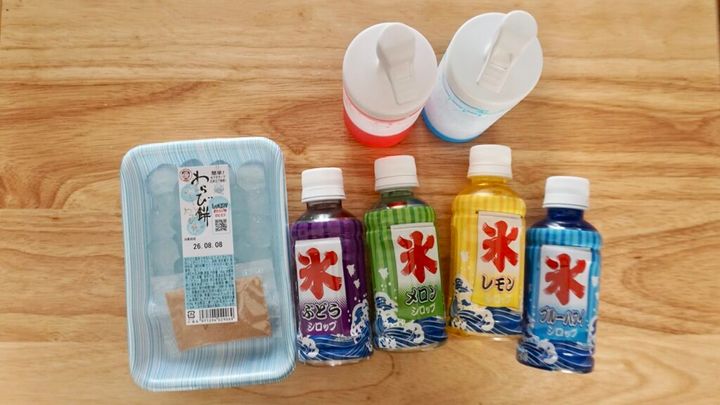 レシピ。市販のわらび餅で作るビー玉わらび。かき氷シロップに漬け込んで、味をつけていただきます。サイダーに入れたり、ヨーグルトやかき氷に添えたり、ちゅるんと美味しい夏スイーツが簡単に作れます。