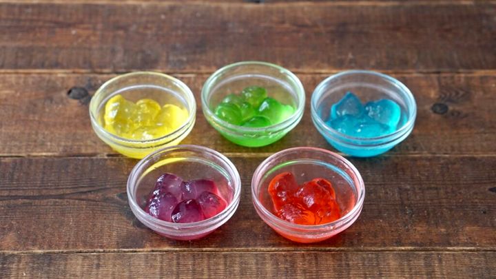 レシピ。市販のわらび餅で作るビー玉わらび。かき氷シロップに漬け込んで、味をつけていただきます。サイダーに入れたり、ヨーグルトやかき氷に添えたり、ちゅるんと美味しい夏スイーツが簡単に作れます。