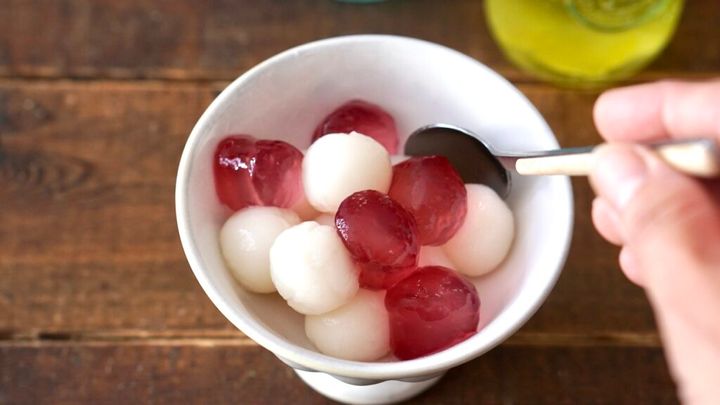 レシピ。市販のわらび餅で作るビー玉わらび。かき氷シロップに漬け込んで、味をつけていただきます。サイダーに入れたり、ヨーグルトやかき氷に添えたり、ちゅるんと美味しい夏スイーツが簡単に作れます。