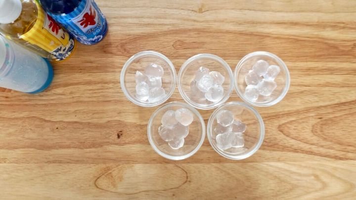 レシピ。市販のわらび餅で作るビー玉わらび。かき氷シロップに漬け込んで、味をつけていただきます。サイダーに入れたり、ヨーグルトやかき氷に添えたり、ちゅるんと美味しい夏スイーツが簡単に作れます。